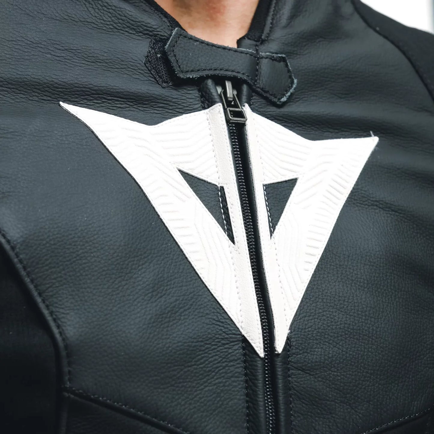 Dainese AVRO 5 Men’s Motorcycle Leather Jacket – Premium Italian Racing Gear
