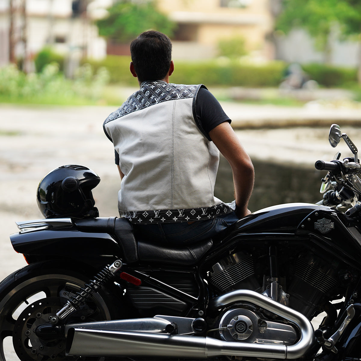 Men's premium cowhide vest detail